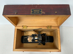 Lot 160 - Vintage boxed Negus Azimuth prism sight (New York) - box 26 5cm W