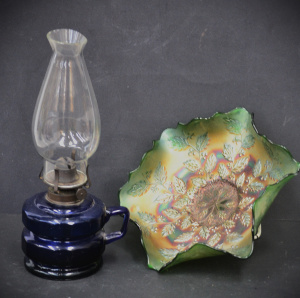 Lot 206 - 2 pces Vintage Glass inc Fenton Green Carnival Glass Holly pattern bow