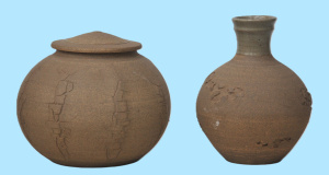 Lot 159 - 2 pces Rynne Tanton Australian Pottery Vase with Textured detail narro