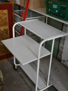 Lot 054 - 3 pces inc 1980s Red Metal Easel, 1990s White Metal Furniture inc Four