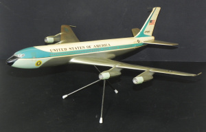 Lot 094 - Vintage scale model of Air Force 1 - SAM 2700 Boeing 707 in service 19