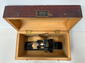 Lot 145 - Vintage boxed Negus Azimuth prism sight (New York) - box 26 5cm W