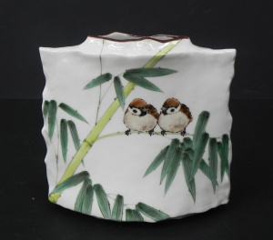 Lot 210 - Signed Toshito Nakamura hand painted Japanese Kutani Ware flat vase de