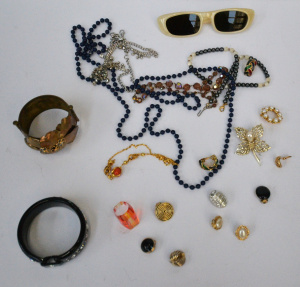 Lot 029 - Group lot vintage ladies jewellery & 1960s Sunglasses, Crystal bea