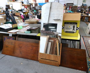 Lot 048 - 2 pces inc 1970s Teak Queen size Bed end with bed side extension (af)
