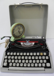 Lot 083 - 2 x Vintage Items inc 1950s Smiths green Bakelite electric bedside clo