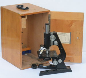 Lot 107 - Vintage mid-century C Reichert, Wien (Vienna) microscope with addition