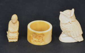 Lot 158 - 3 x vintage non-composite carved items inc owl (5cm H), kneeling Budd