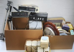 Lot 052 - Mixed group of 4 x boxes inc clocks (Seiko, Belvedere etc), clock radi