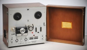Lot 084 - Vintage portable Akai Solid State Custom Deck X- 150D reel to reel rec