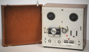 Lot 088 - Vintage portable Akai Solid State Custom Deck X- 150D reel to reel rec