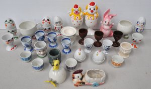 Lot 100 - Group vintage and modern egg cups inc mottled Bakelite, Arabia ware, f