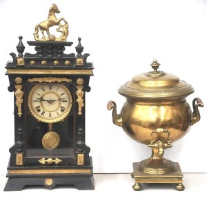 Lot 138 - 2 x items - lge brass samovar & ornate wooden mantle clock with gi
