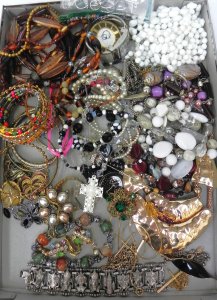 Lot 160 - Group of vintage and modern costume jewellery inc gilt filigree brooch