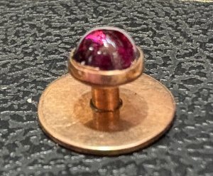 Lot 176 - 9ct gold Stud set with cabochon Garnet - TW 1 2 grms