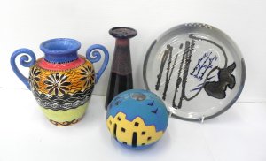 Lot 189 - Small lot m- Modern Australian Pottery - Lynda Kent Vase 23cm H, Peter