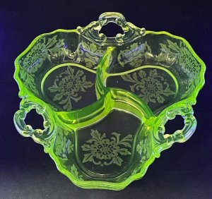 Lot 213 - Vintage Uranium Citrine American Cambridge glass divided bowl - floral