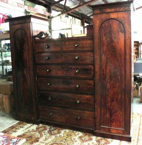 Lot 004 - Impressive Victorian Flame Mahogany veneered Compactum with a central