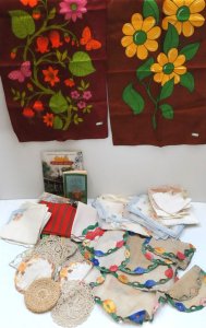 Lot 010 - Box lot Vintage Napery & Books inc 1930s handstitched applique doi