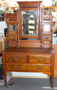 Lot 049
