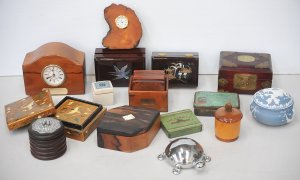 Lot 084 - Group vintage Boxes, Clocks & Tins inc Umbra Foresta Chrome Turtle