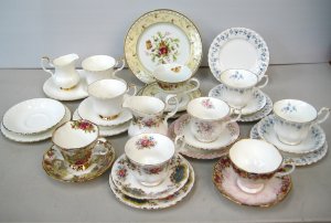 Lot 094 - Group lot Royal Albert inc Memory Lane, Berkeley, Serenity Trios, Old