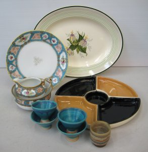 Lot 116 - Group lot - Mixed Ceramics - small Australian Pottery Footed Bowls, c1
