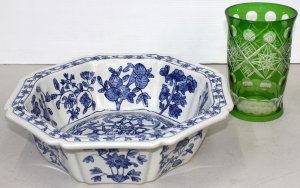 Lot 117 - 2 items - 20th C Czech green & clear cut crystal vase (17cmsH) &am