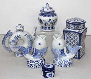 Lot 120 - Group lot of Oriental Blue & White ceramics inc Pair fish shaped v