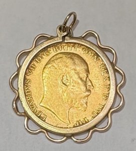 Lot 160 - 1907 Edw V11, Gold half sovereign in gold mount TW approx 5 2g