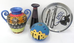 Lot 166 - Small lot - Modern Australian Pottery - Lynda Kent Vase 23cm H, Peter