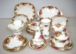 Lot 179 - Group lot Royal Albert Old Country Roses & Ruby Celebrations inc T
