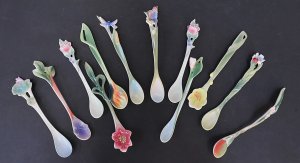 Lot 181 - 12 x Franz Porcelain sculptured teaspoons inc Ladybug, Pink Rose, Dra