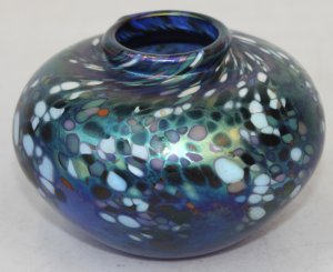 Lot 191 - Squat art glass Vase - sgd to base Chuck & Lesley Simpson approx 7