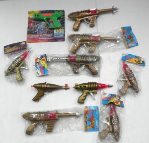 Lot 076 - Group of Vintage unopened and loose toy ray-guns inc water pistols, sp