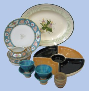 Lot 079 - Group lot - Mixed Ceramics - small Australian Pottery Footed Bowls, c1