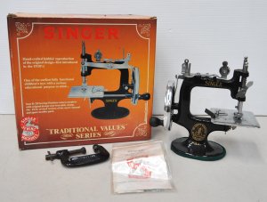 Lot 112 - Boxed toy Singer sewing machine Mod K-20 - Traditional Values Series