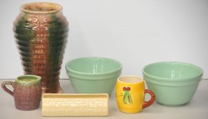 Lot 121 - Group of Vintage Australian Pottery inc Bendigo Pottery vase (24cm H -
