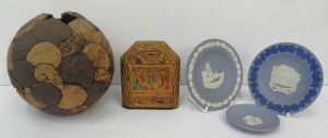 Lot 122 - Small Group Lot of assorted items incl, bookend with Mary, Joseph &amp