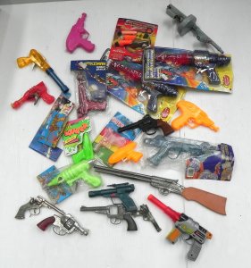 Lot 134 - Group of Vintage toy guns, some unopened, inc Aus made Raider Supersqu