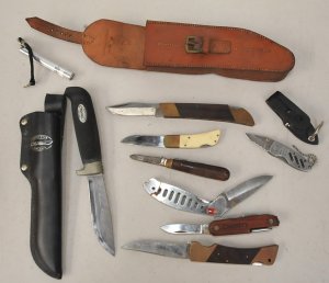 Lot 142 - Group of vintage pocket and utility knives inc J Marttiini (Finland) e