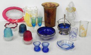 Lot 152 - Group lot vintage glass inc Davidson Amber Cloud glass Vase 20cm, Art