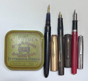 Lot 153 - Grp - 3 x vintage Fountain pens, Parker 14ct (585) gold nib, Sheaffer