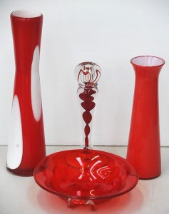 Lot 174 - 4 pces of hand-blown red Art Glass inc red over white cased glass vase