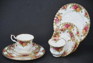 Lot 186 - 2 x Royal Albert 4 pces Old Country Roses Sets, Trio & Plate