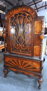Lot 008 - Grand Italianate vitrine display case with 2 glass shelves & integ
