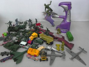 Lot 016 - Box of vintage & modern toys inc army men & vehicles, Spiderma