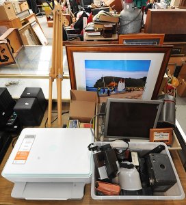 Lot 025 - Lot of Mixed Items incl Assorted Cameras, Dark Room Photography Access