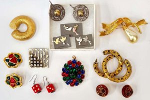 Lot 026 - Grp jewellery incl Earrings, silver filigree circles, red dice, hoops,