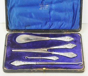 Lot 028 - Hallmarked Birmingham Sterling Silver c1909 Boxed Vanity Set - William